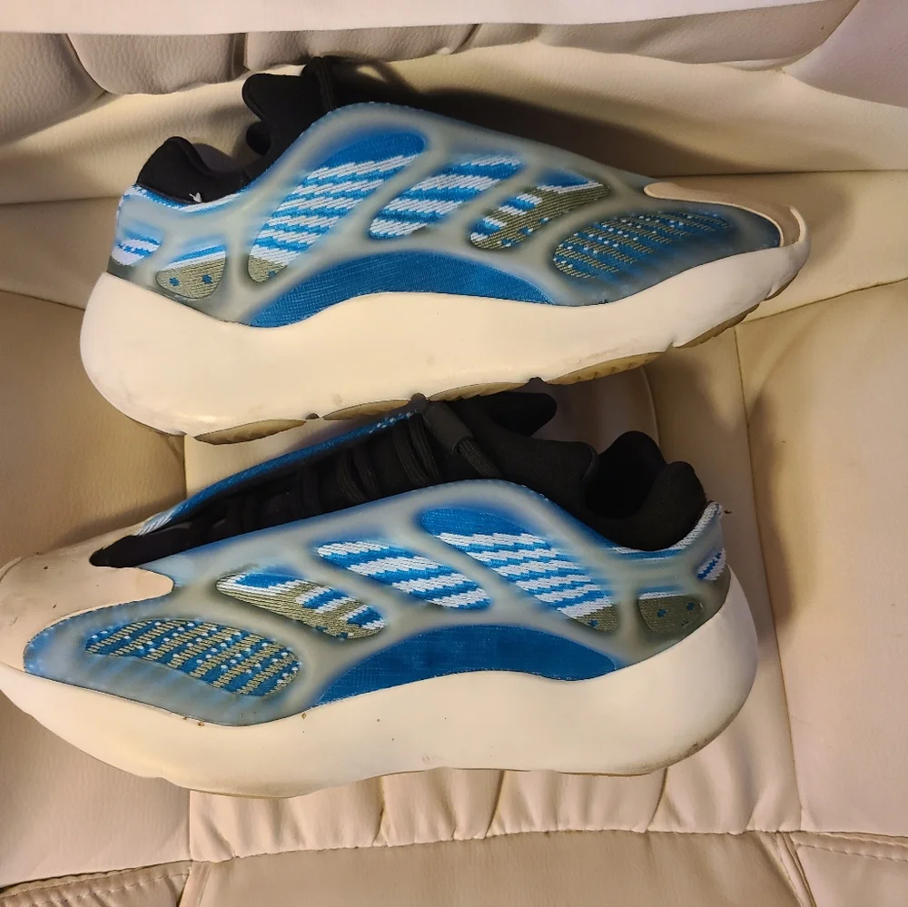 Adidas Yeezy 700 V3 Sneakers